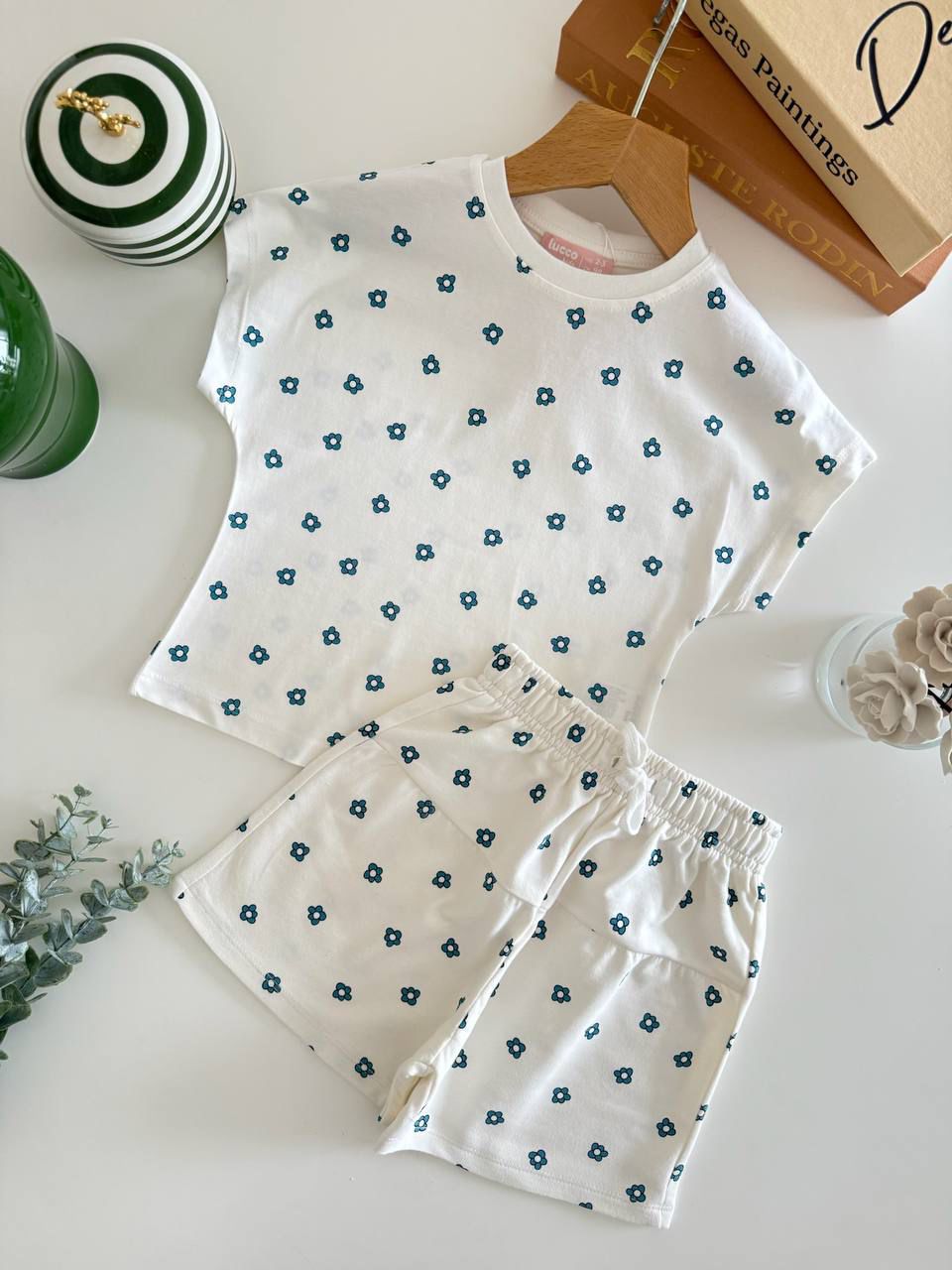 WHITE AND BLUE FLOWER SET